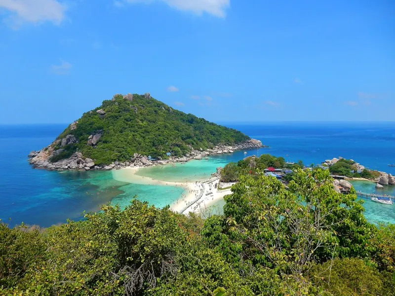 Vista desde el mirador de Koh Nang Yuan: islotes verdes unidos por un banco de arena blanca, rodeados de agua turquesa.